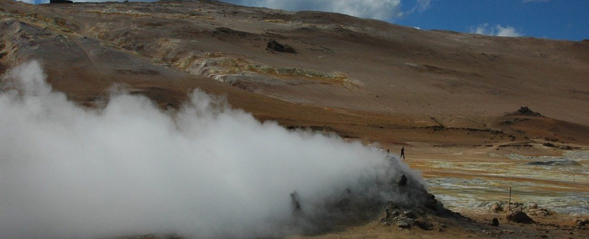 découvrez l'énergie géothermique, une source d'énergie renouvelable durable qui exploite la chaleur de la terre pour produire de l'électricité et chauffer des bâtiments. apprenez comment cette technologie innovante peut contribuer à la transition énergétique et à la réduction des émissions de carbone.