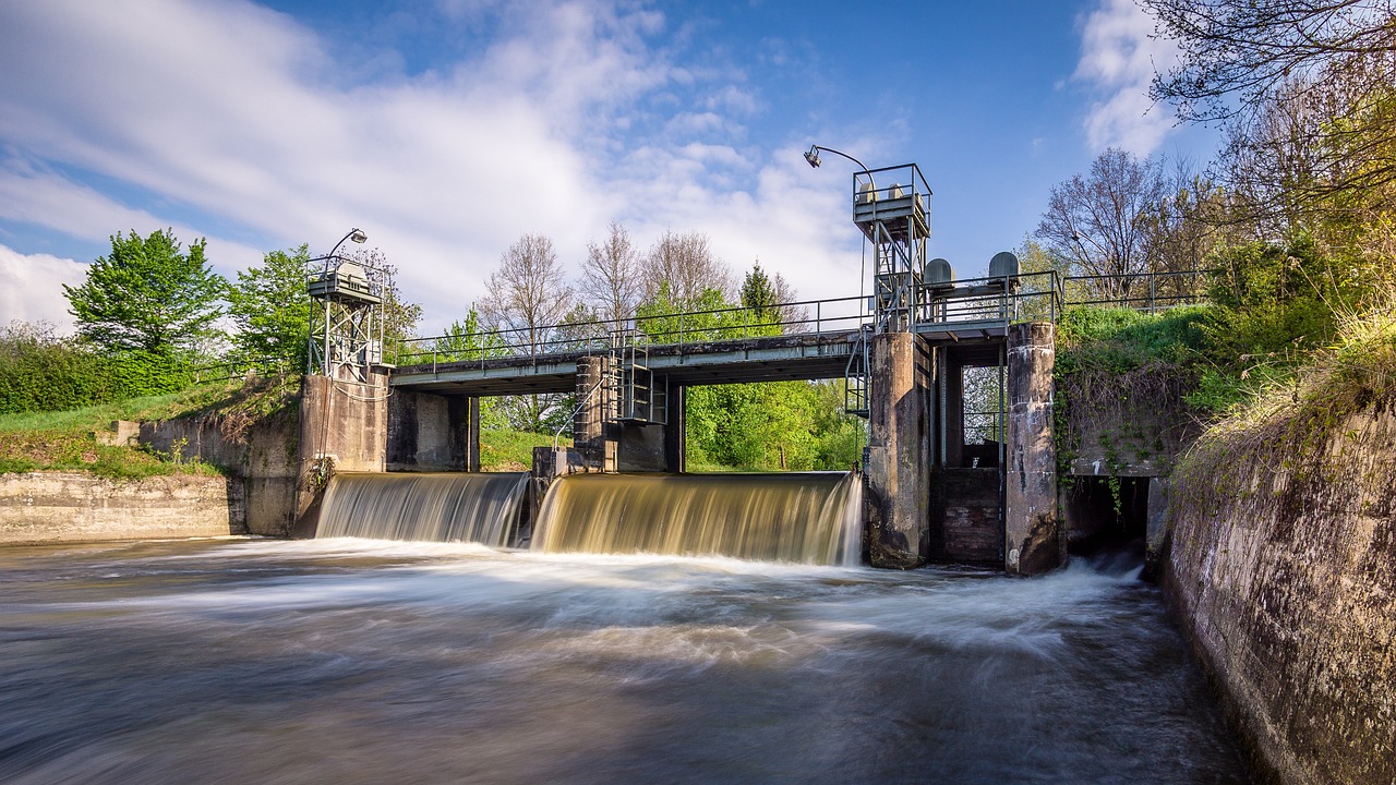 découvrez l'énergie hydraulique, une source renouvelable puissante qui exploite la force de l'eau pour produire de l'électricité. apprenez comment les centrales hydroélectriques fonctionnent, leur impact sur l'environnement et les avantages de cette technologie durable pour l'avenir énergétique.